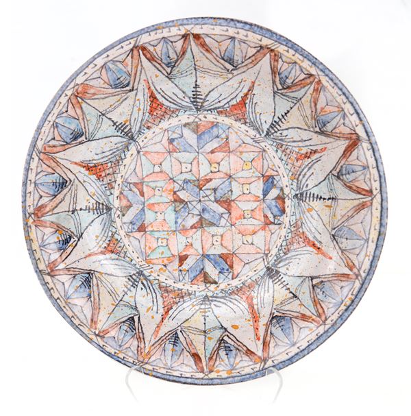 Piatto in ceramica policroma, XX secolo