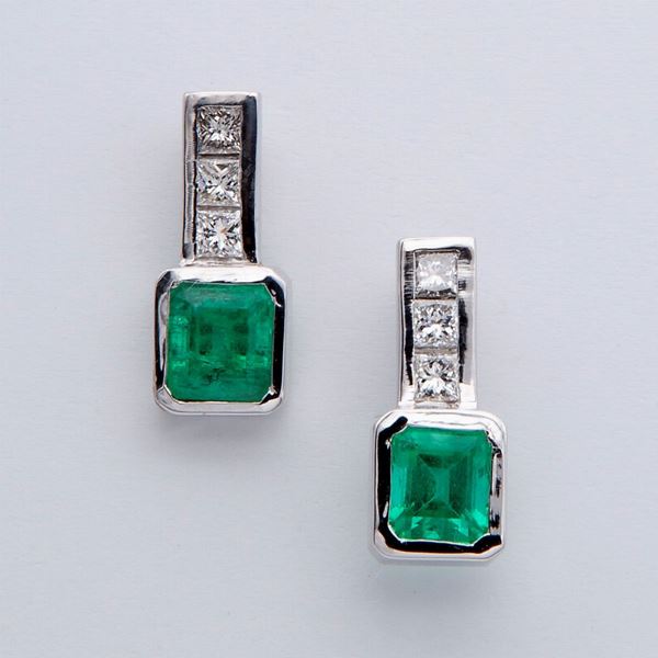 Orecchini pendenti con smeraldi e diamanti
