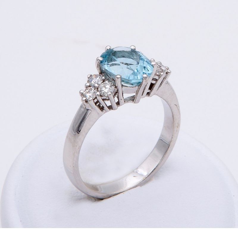 Anello con Acquamarina Ovale e Brillanti