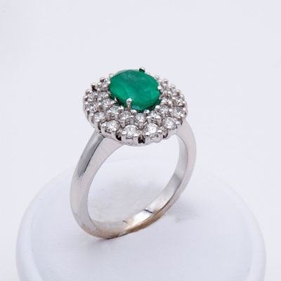 Anello con Smeraldo Ovale e Diamanti