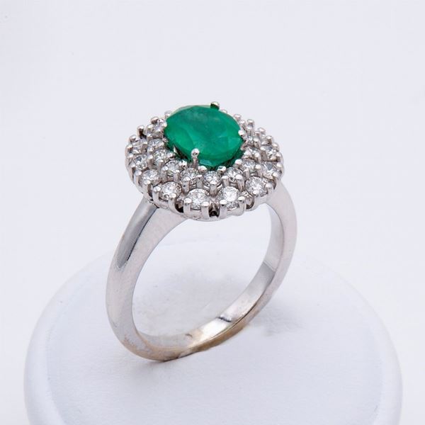 Anello con smeraldo ovale e diamanti