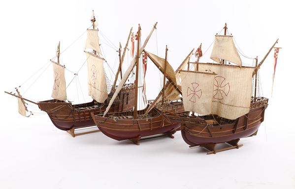 Tre modelli di caravella in legno di acero