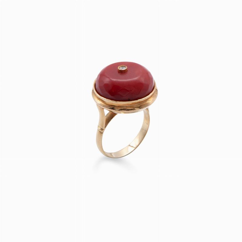 Anello Bottone con Corallo e un Diamante
