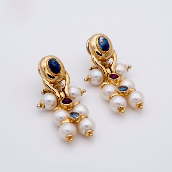Orecchini pendenti con perle giapponesi, zaffiri e rubini cabochon