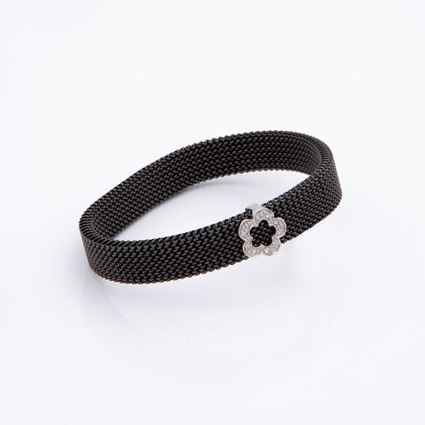 Bracciale a maglia elastica in acciaio brunito con fiore centrale in oro