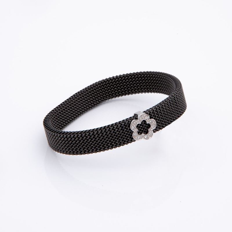 Bracciale a Maglia Elastica in Acciaio Brunito con Fiore Centrale in Oro