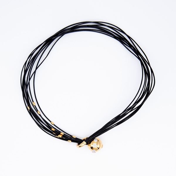 Collana in oro, brillanti e fili in caucciù