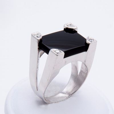 Anello Chevalier con Elemento in Onice e Brillanti ai Vertici