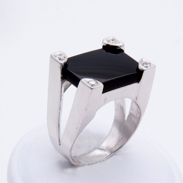 Anello chevalier con elemento in onice e brillanti ai vertici