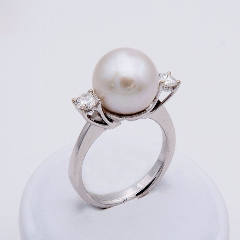 Anello con Perla Australiana e Brillanti