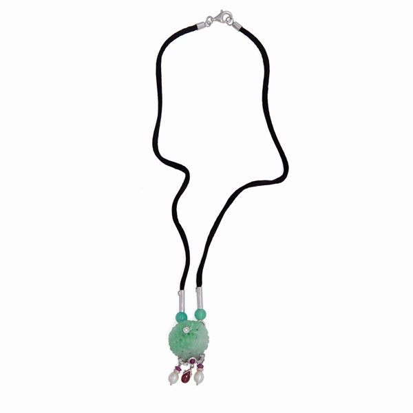 Collana pendente in oro, giada, perle, rubini e brillanti