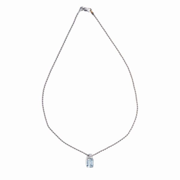 Collana in oro con pendente in acquamarina e brillanti