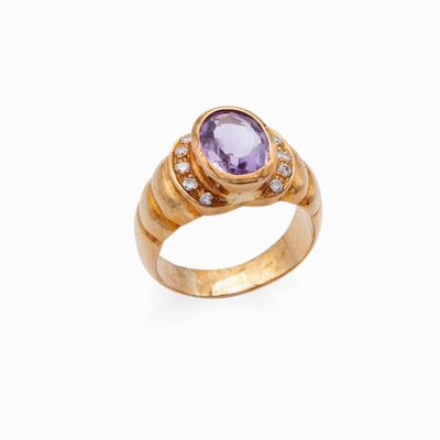Anello in Oro con Ametista Ovale e Brillanti