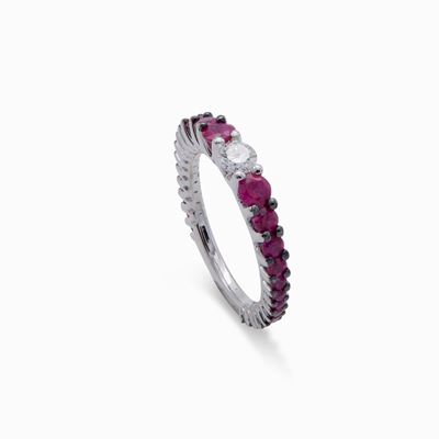 Anello a Riviera in Oro con un Brillante Centrale e Rubini