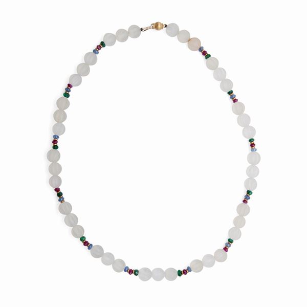Collana in cristallo di rocca  distanziato da zaffiri, smeraldi e rubini