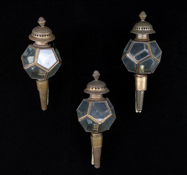 Tre lanterne da carrozza in ottone, inizio del XIX secolo  - Asta Antiquariato, Dipinti Antichi e del XIX Secolo - Casa d'Aste Arcadia