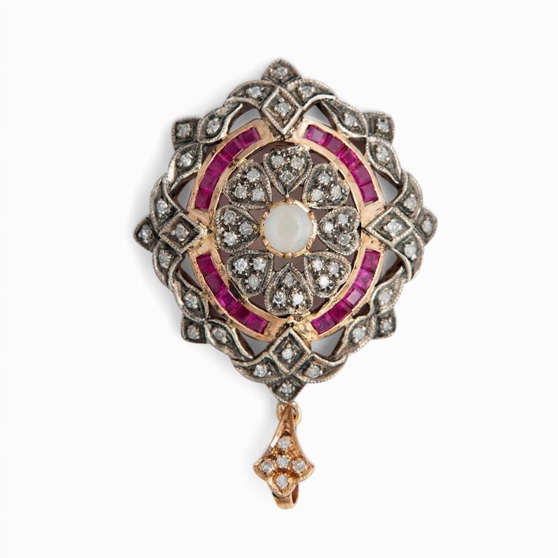 Pendente in Oro, Argento, Diamanti, Rubini e Opale Centrale