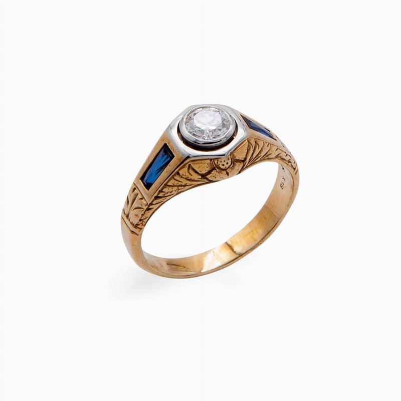 Anello Antico in Oro Giallo con Diamante e Zaffiri
