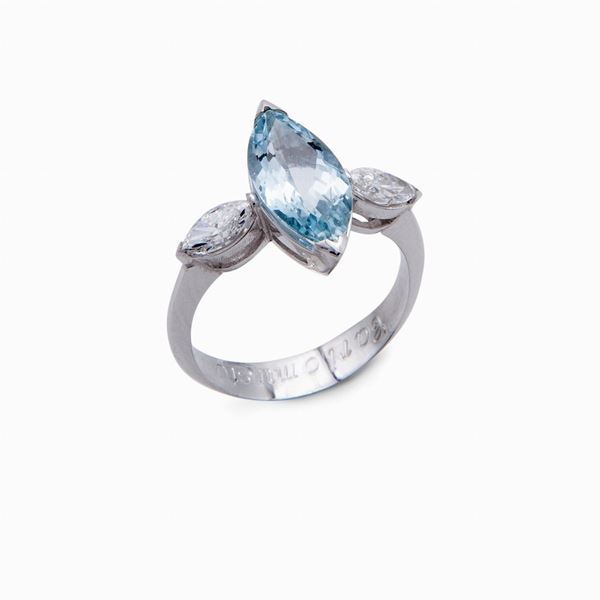 Anello in oro bianco con topazio azzurro e brillanti
