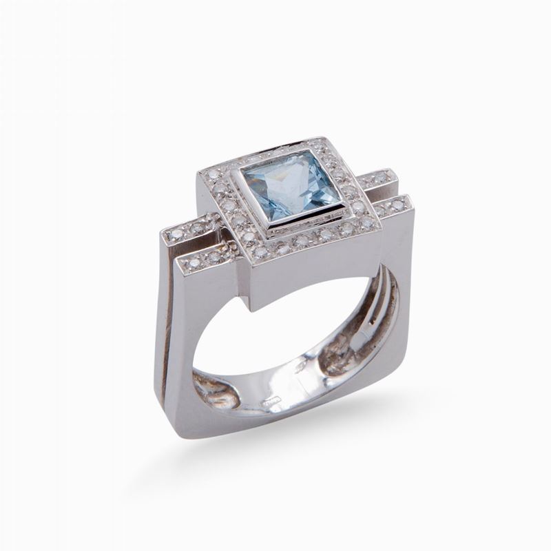Anello in Oro Bianco con Acquamarina e Brillanti