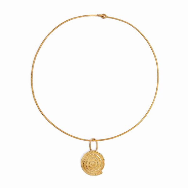 Collana rigida in oro giallo con pendente in oro giallo
