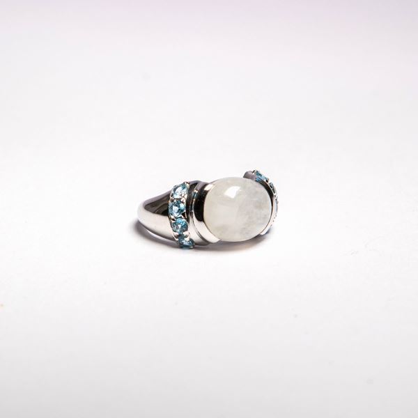 Anello in argento con quarzo e pietre azzurre.