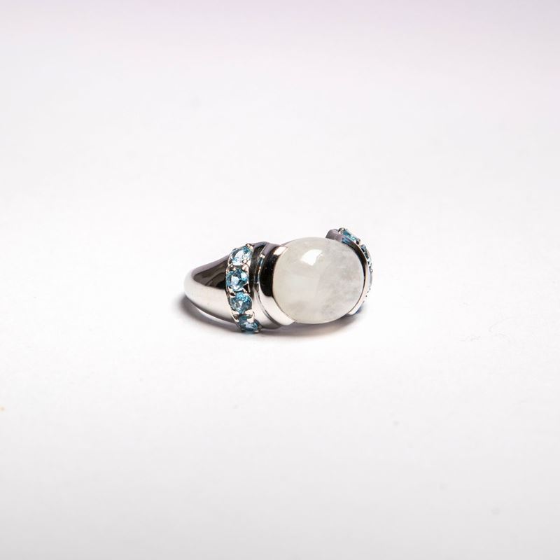 Anello in Argento con Quarzo e Pietre Azzurre.