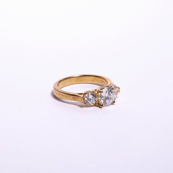 Anello in argento dorato con tre zirconi