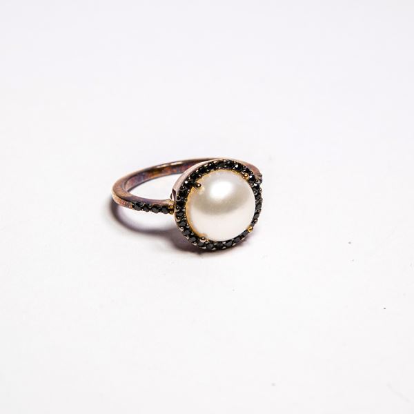 Perlaviva, anello in argento perla e pietre nere.