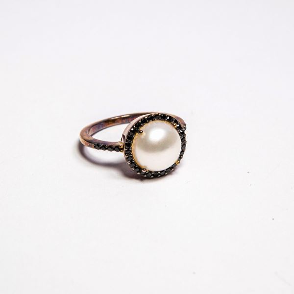 Perlaviva, anello in argento perla e pietre nere.