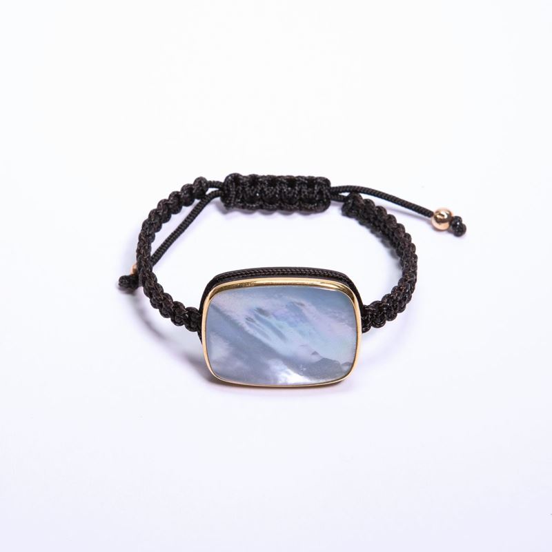 Bracciale con Castone in Oro e Metallo,laccio in Tessuto e Madreperla Centrale