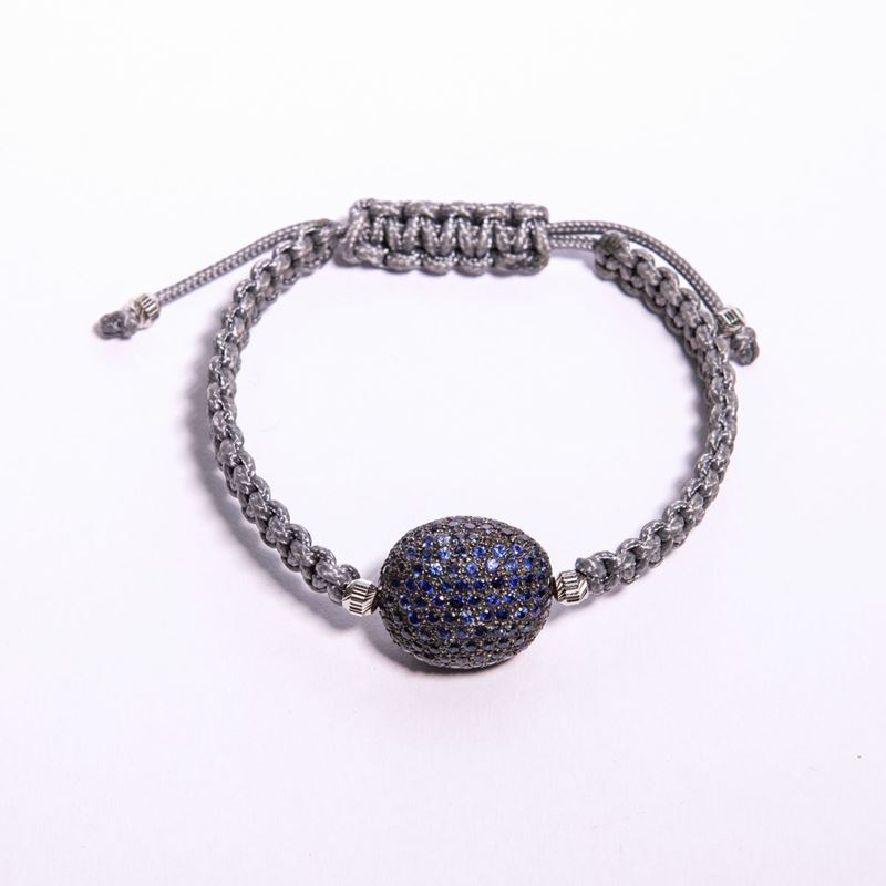 Bracciale in Tessuto Grigio e Pietre Blu sulla Pepita Centrale