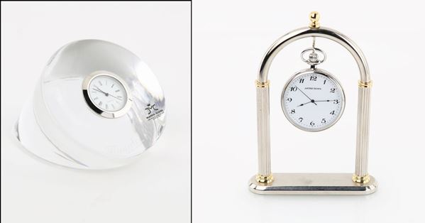 Fermacarte in cristallo con orologio, Mario Cioni per Fanuele, ed orologio da taschino con porta orologio da tavolo