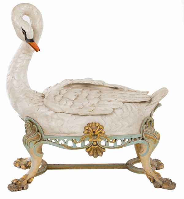 Antico bidet celato entro grande scultura in legno laccato a forma di cigno, probabilmente Austria XIX secolo