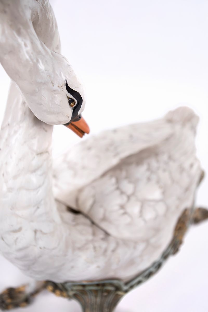 Antico Bidet Celato Entro Grande Scultura in Legno Laccato a Forma di Cigno, Probabilmente Austri...