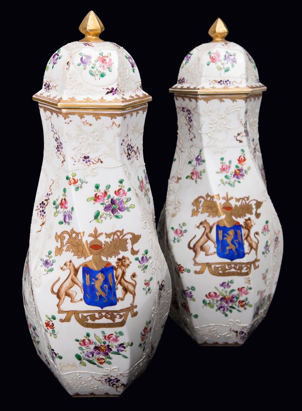 Coppia di vasi con coperchio in porcellana, XIX secolo