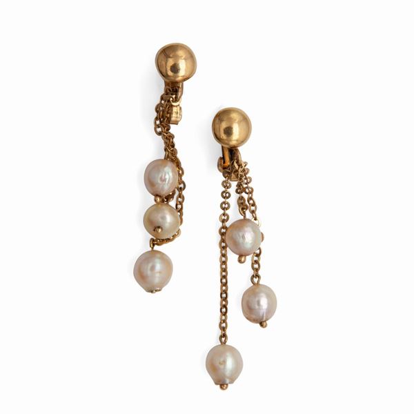 Orecchini pendenti in oro e perle