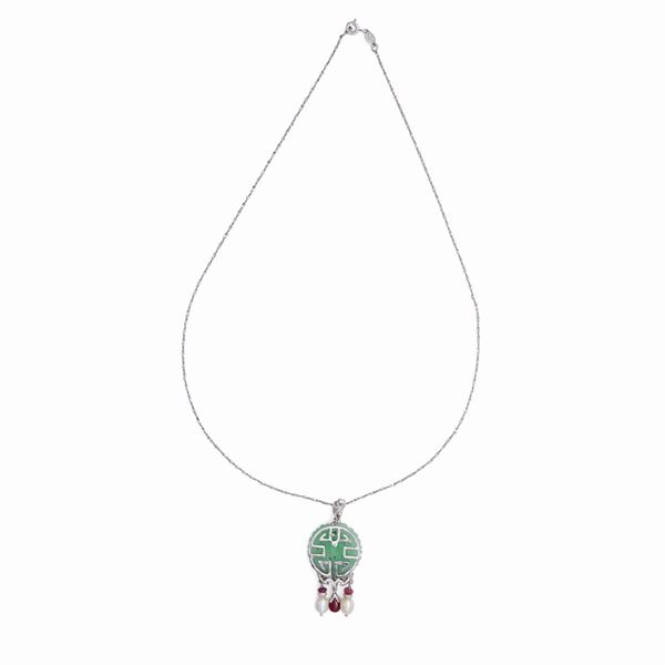 Collana in oro con pendente in giada, perle, brillanti e rubini