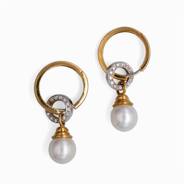 Coppia di orecchini a cerchio con brillanti e perle giapponesi
