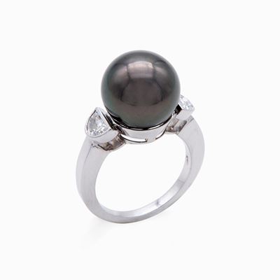 Anello in Oro Bianco con Perla Tahiti e Brillanti in Taglio Mezzaluna