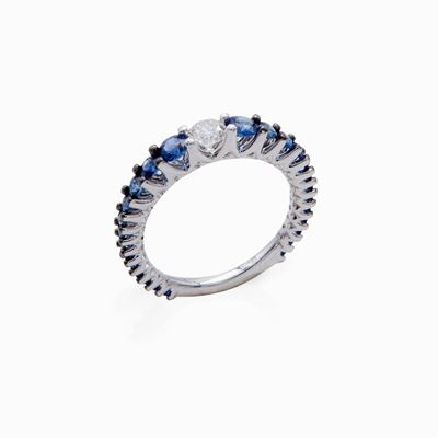 Anello a Riviera in Oro Bianco con Brillante Centrale e Zaffiri