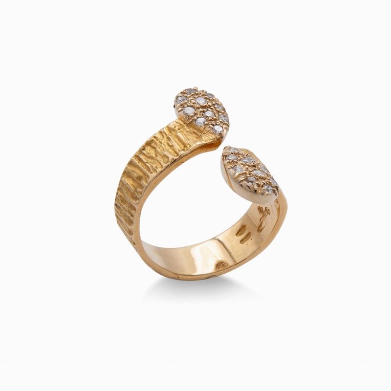 Anello in Oro Giallo di Linea a Contrarié con Brillanti