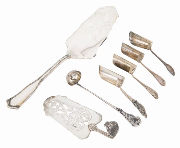 Sette posate diverse in argento 800