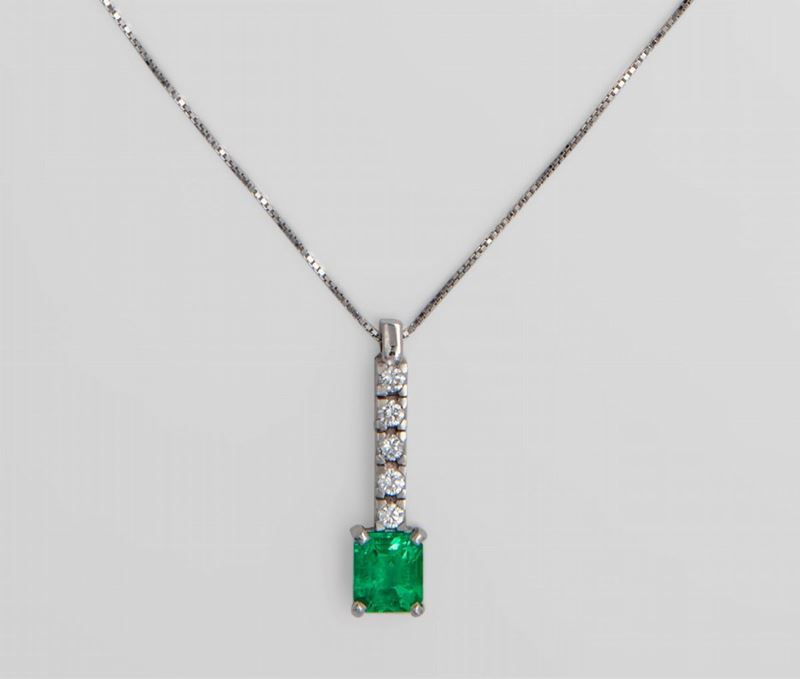 Collana con Pendente in Oro Brillanti e Smeraldo