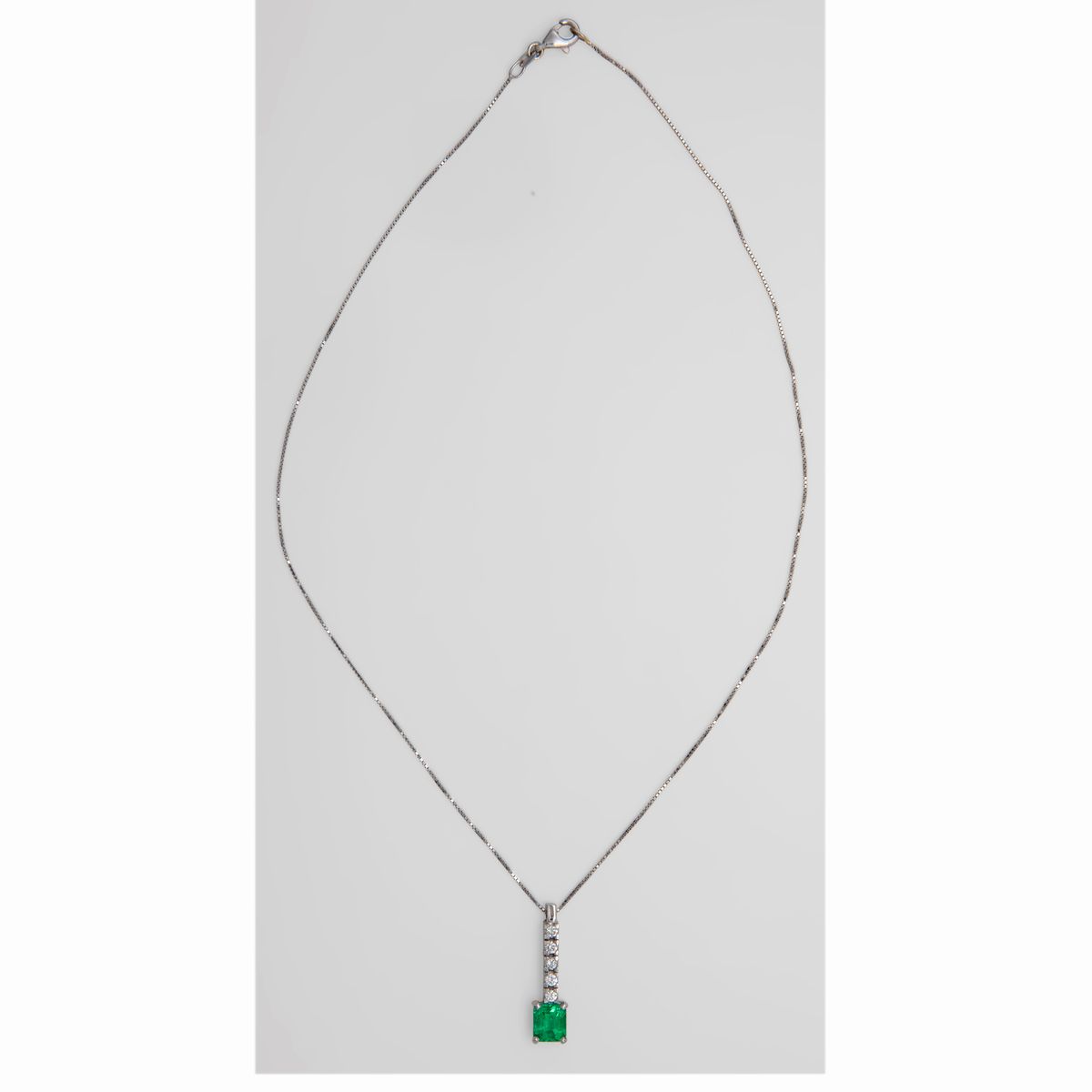 Collana con Pendente in Oro Brillanti e Smeraldo