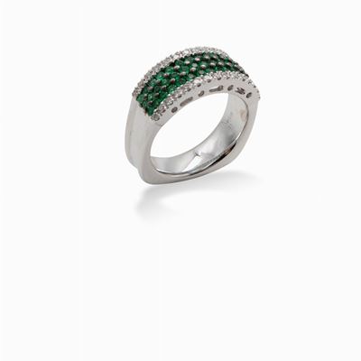Anello a Fascia in Oro, Brillanti e Smeraldi Centrali
