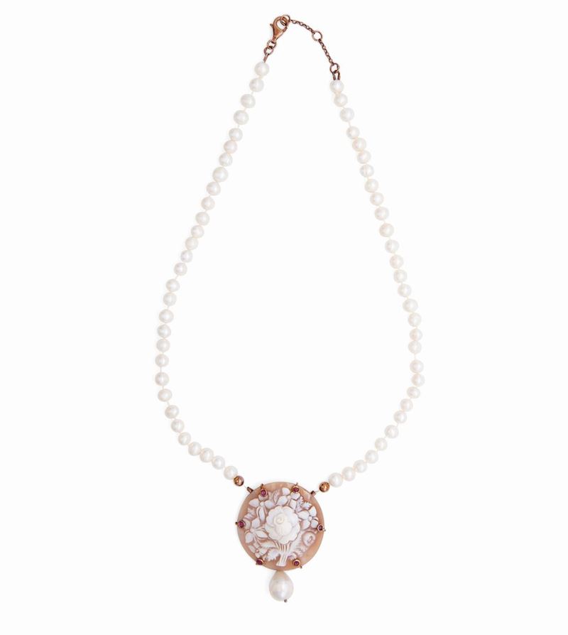 Collana di Perle Freshwater con Cammeo Floreale, Argento Dorato