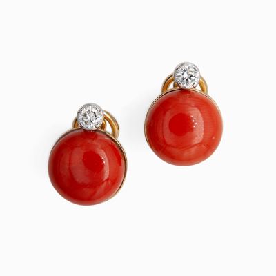 Orecchini a Lobo in Oro, Corallo Rosso e Due Brillanti