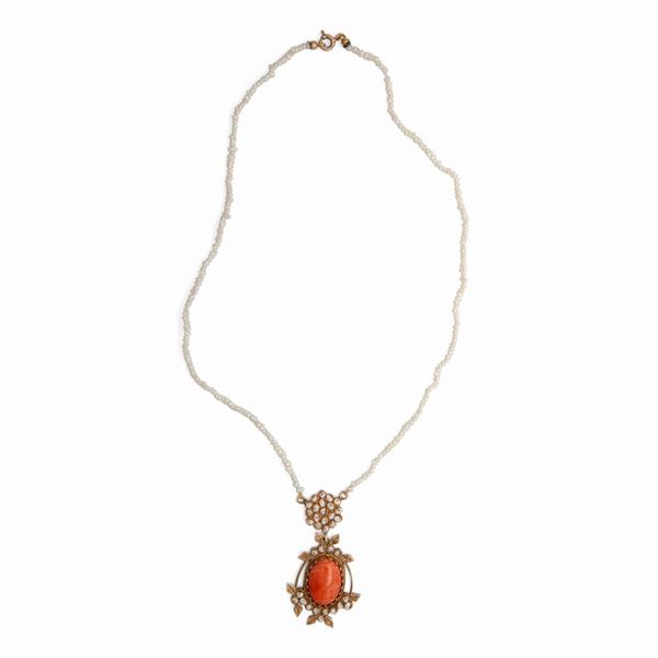 Collana antica con perle naturali e spola centrale in corallo