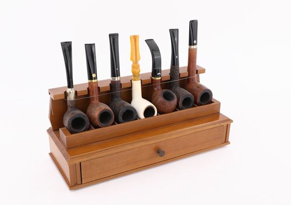 Sette pipe da collezione con espositore in ciliegio